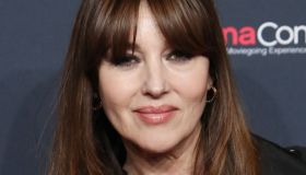 Monica Bellucci: il tailleur utility “da paura” per la presentazione di Beetlejuice 2