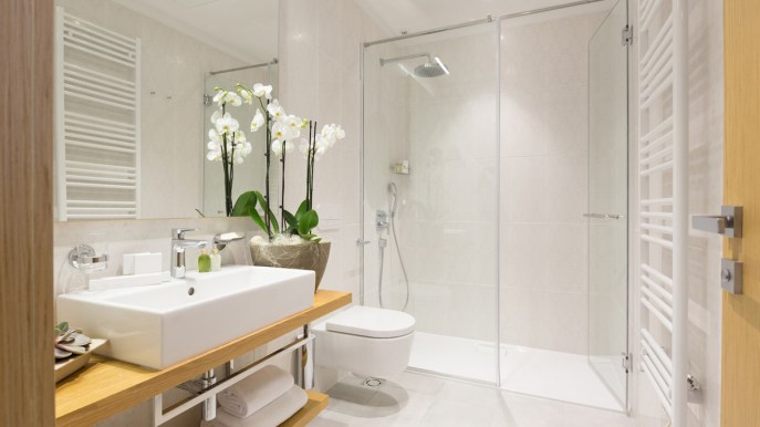 Piatto doccia a filo pavimento, vantaggi e svantaggi: consigli per impermeabilizzarlo