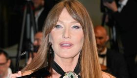 Carla Bruni splendida a 56 anni, ma la dieta è drastica: “Tisane e un solo pasto”