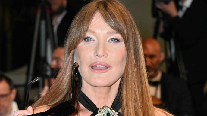 Carla Bruni splendida a 56 anni, ma la dieta è drastica: “Tisane e un solo pasto”