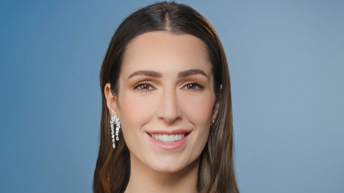 Rajwa di Giordania radiosa in rosso, il look premaman da copiare