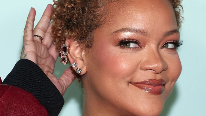 Rihanna sfoggia i suoi capelli naturali come mai visti prima: il look per Fenty Beauty