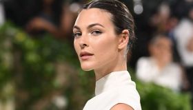 Vittoria Ceretti festeggia il suo compleanno con un lungo abito rosso, perfetto per le sere d’estate