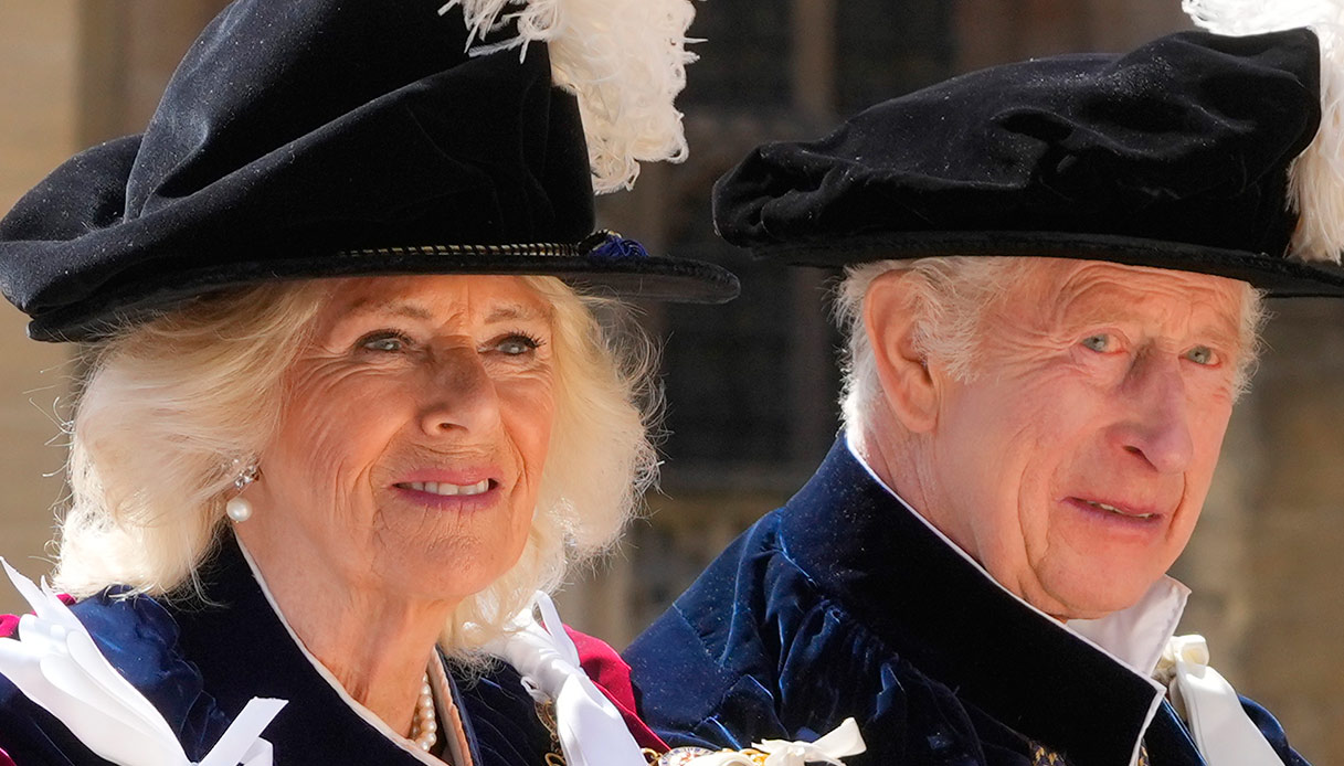 Carlo, ultime notizie. Il Re al Garter Day. Camilla in difficoltà e il malore di una guardia