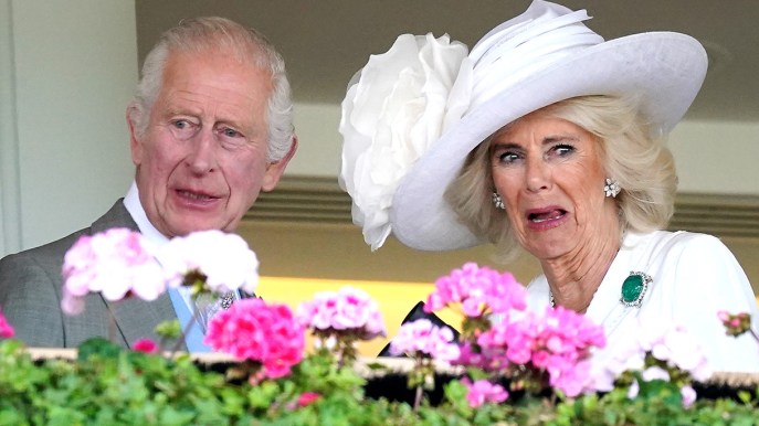 Re Carlo, ultime notizie. Camilla al Royal Ascot si lascia troppo andare, smorfie imbarazzanti