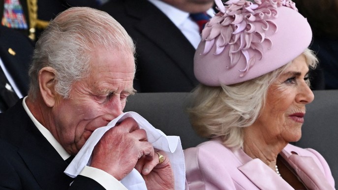 Carlo, ultime notizie. Il suo ritratto viene deturpato: il Re mai così debole