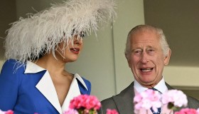 Carlo, ultime notizie. Il Re circondato da bellissime donne, Camilla sta a guardare