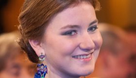 Elisabetta del Belgio ricicla lo smoking blu che non passa mai di moda