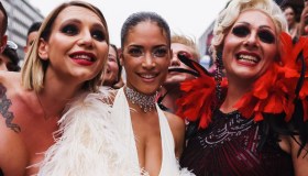 Elodie, look total white e piume al Milano Pride 2024