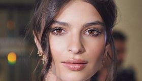 Emily Ratajkowski gioca con le trasparenze: il look crochet per l’estate