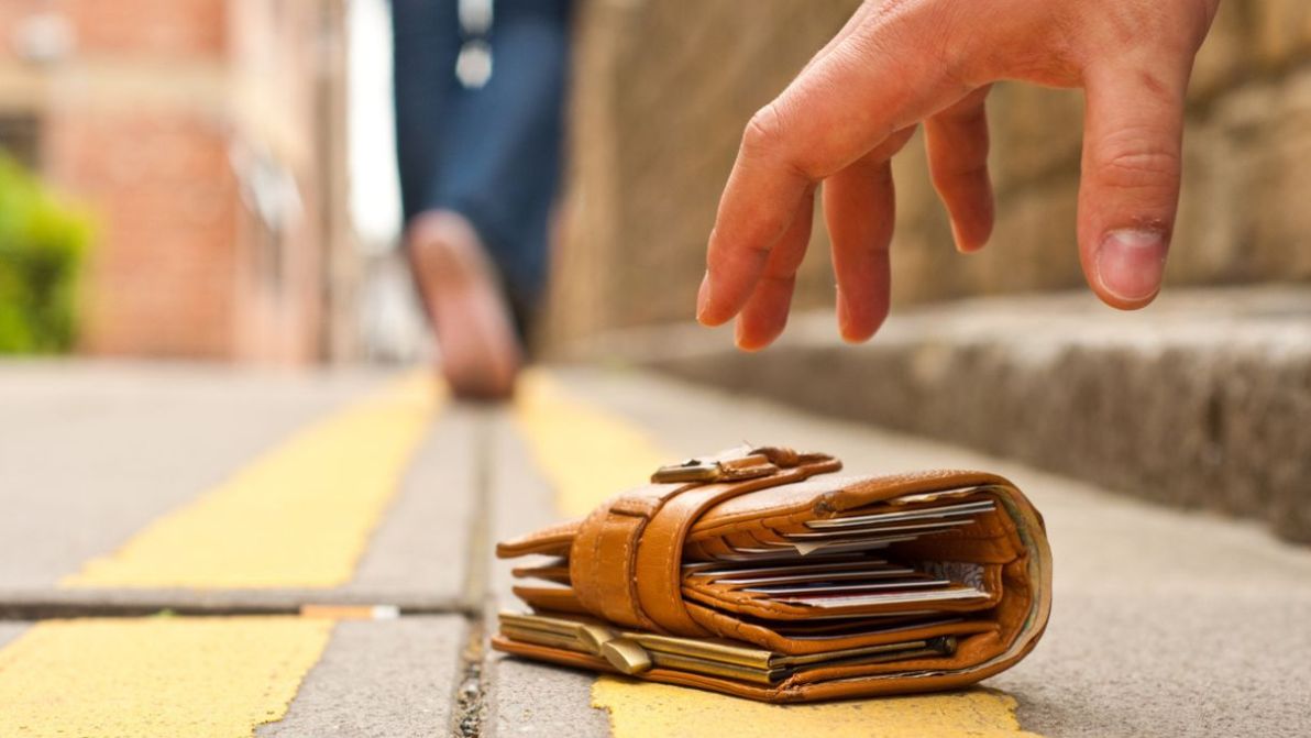 Lascia borsello sul bus con 60mila euro, un ragazzo glielo restituisce