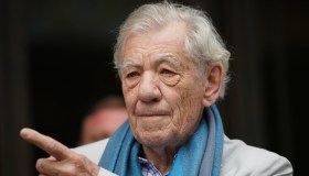 Ian McKellen ricoverato in ospedale dopo la caduta sul palco: le condizioni