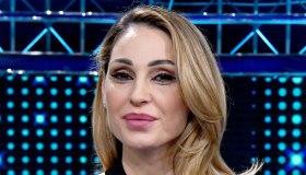 Anna Tatangelo, look da sensuale Catwoman a Io Canto