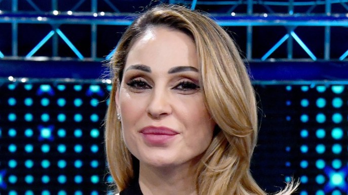 Anna Tatangelo, look da sensuale Catwoman a Io Canto