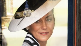 Kate Middleton al Trooping the Colour: abito bianco e scura in volto