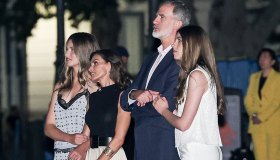 Letizia di Spagna e figlie, look a confronto per i 10 anni di regno di Felipe