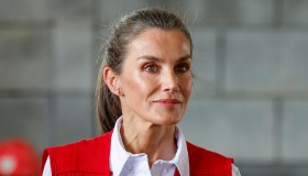 Letizia di Spagna in Guatemala, il look da viaggio perfetto: camicia bianca e scarponi