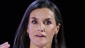 Letizia di Spagna, il tailleur lavanda banale con la giacca troppo grande