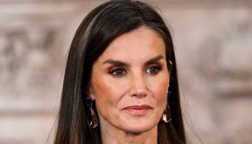 Letizia di Spagna seduce con gli infradito gioiello, effetto pelle. Leonor un disastro