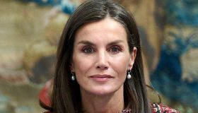 Letizia di Spagna stupisce, ballerine effetto piede nudo e giacca in tweed