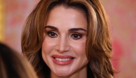 Rania di Giordania in avorio: l’intreccio è un dettaglio ultra chic