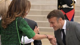 Rania di Giordania, magnifica in verde. Il bacio di Macron dice tutto