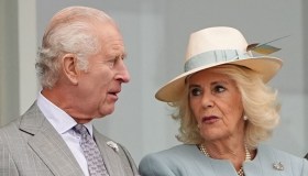 Re Carlo, ultime notizie. Camilla parla delle condizioni di salute: “Non si fermerà”