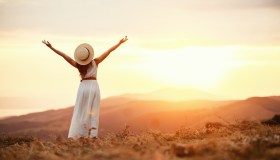 Come festeggiare il solstizio d’estate, il momento astronomico perfetto per (ri)connettersi con la propria energia positiva