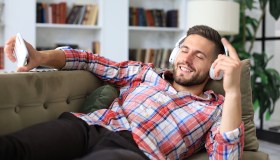 Sai cosa fanno gli uomini quando sono da soli? Le risposte che non ti aspetti