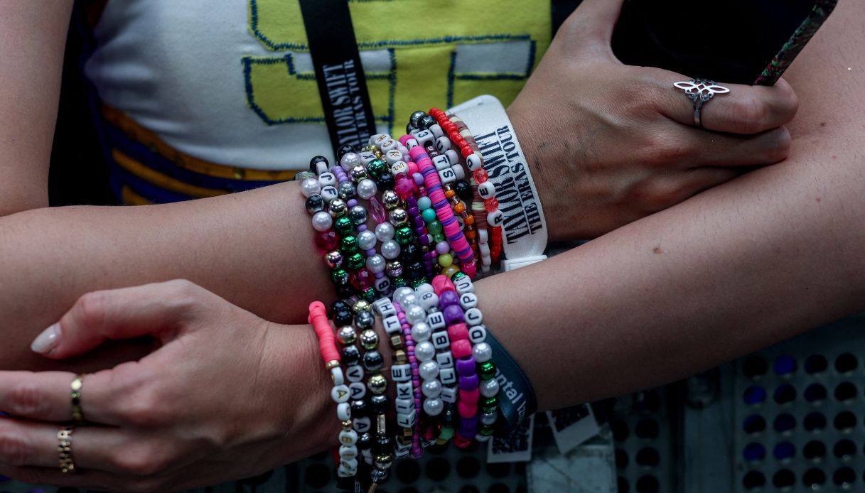 I Swifties con i braccialetti dell'amicizia