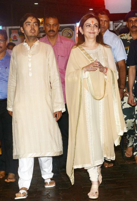 Anant Ambani e la madre nel 2016