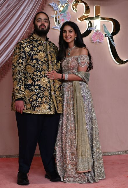 Anant Ambani con la moglie