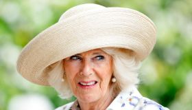 Regina Camilla cede al floreale, il look perfetto per un evento estivo