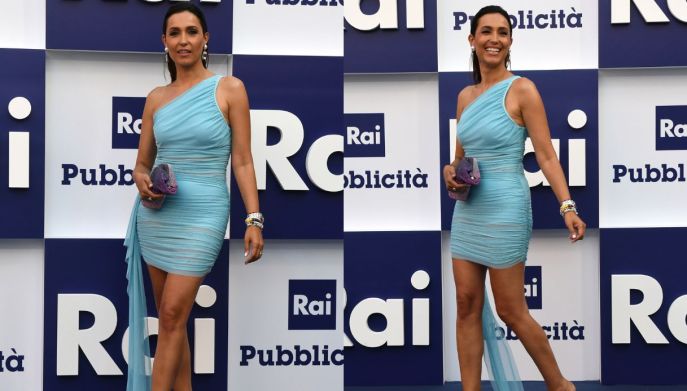 Caterina Balivo, l'abito celeste con strascico e sabot trasparenti di tendenza