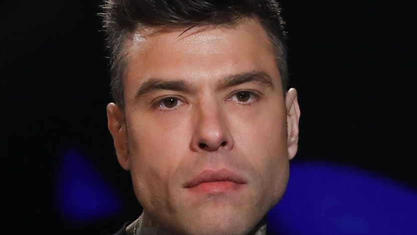 Fedez di nuovo in ospedale per un’emorragia interna: come sta ora