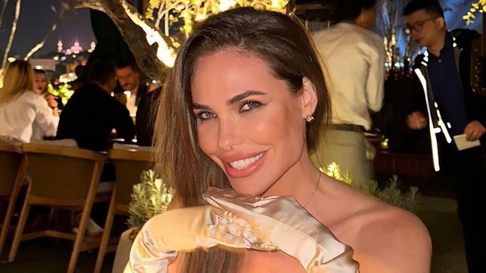 Ilary Blasi, vacanze d’amore con Bastian: la foto senza veli al tramonto