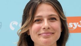 Jacqueline Luna Di Giacomo: bellissima in total white con il pancino al debutto come attrice