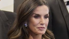 Letizia di Spagna, l’abito bianco coi dettagli gioiello è una favola