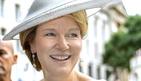 Matilde del Belgio in avorio per la Festa Nazionale, ma la Principessa Elisabetta brilla in fucsia