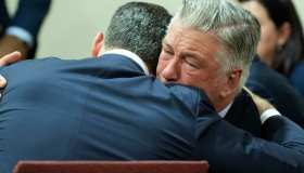 Alec Baldwin, il processo per omicidio è archiviato: l’attore in lacrime