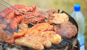 Come cucinare per evitare gli AGE, incrostano le cellule e le fanno invecchiare