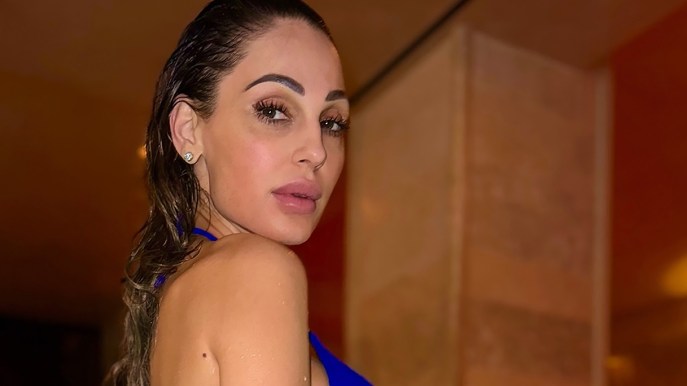 Anna Tatangelo in bikini blu elettrico. “La perfezione”
