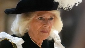 Re Carlo ultime notizie, incidente col mantello. Camilla lo gela