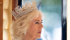 Carlo, ultime notizie. Camilla con la corona da 1 miliardo. Il Re scatta contro il paggio