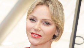 Charlene di Monaco statuaria, jumpsuit rosso e tenerezze con Alberto