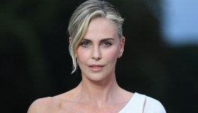 Charlize Theron in abito asimmetrico e cortissimo all’inaugurazione delle Olimpiadi di Parigi