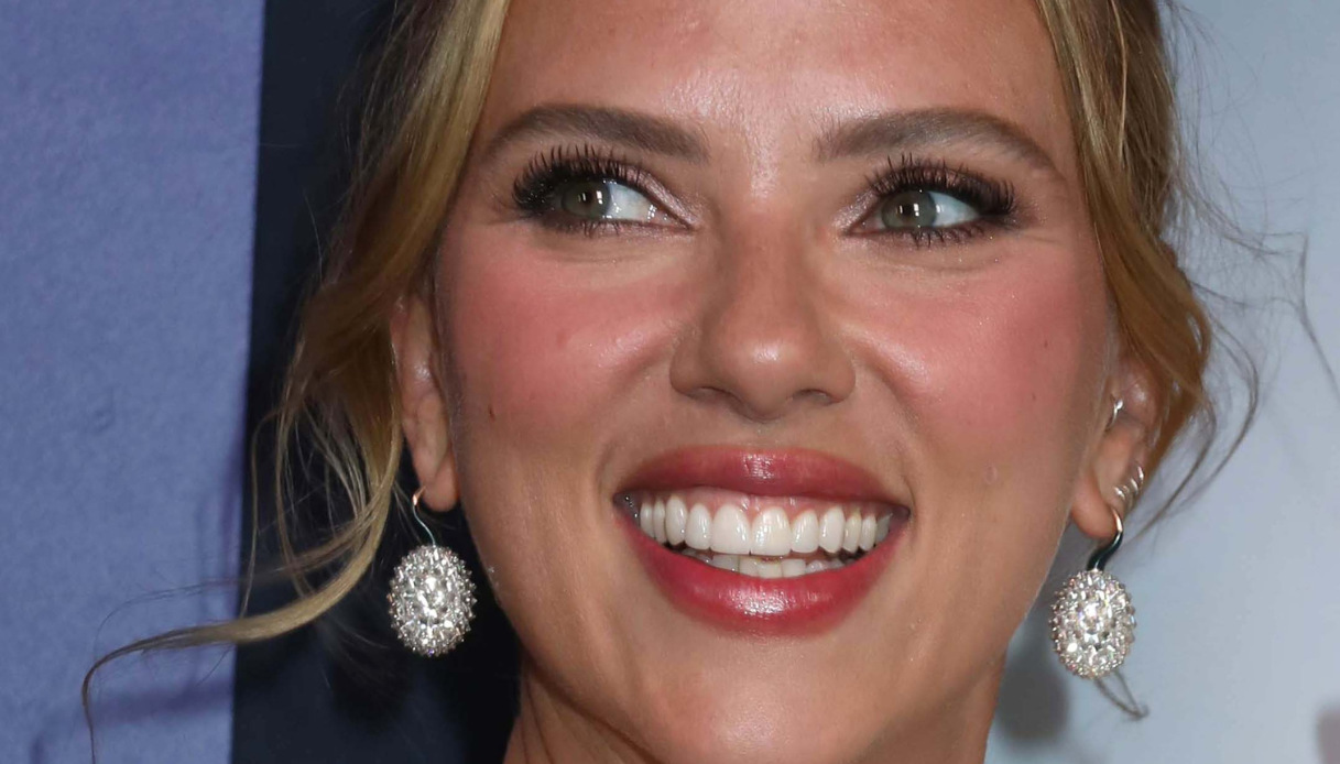 Scarlett Johansson, il look da Barbie Anni ’60 che non convince: cosa ha sbagliato