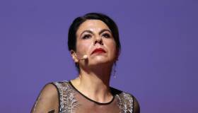 Premio Strega, Geppi Cucciari punge sul caso Sangiuliano: “Applaudite, siamo in diretta”