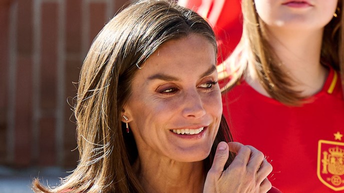 Letizia di Spagna affascina in rosso, muscoli in vista ed effetto nude