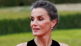 Letizia di Spagna, superlativa in Dior al gala per le Olimpiadi di Parigi 2024